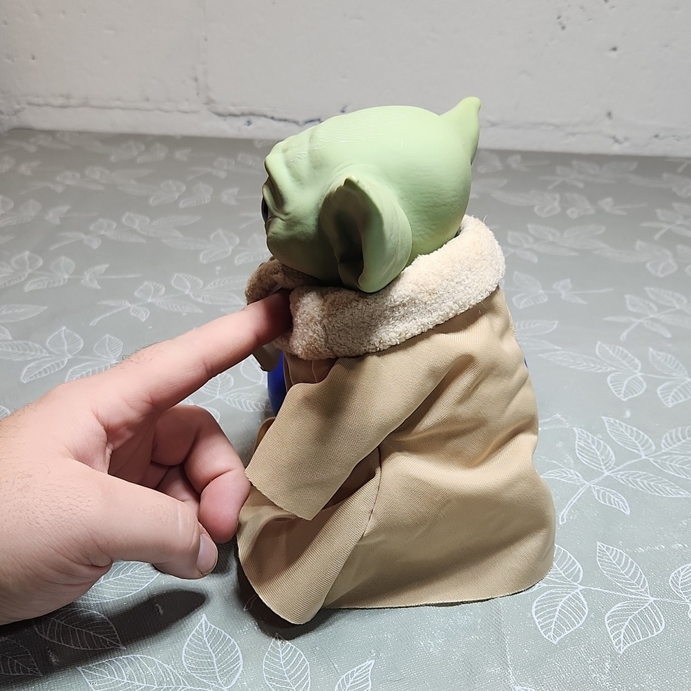Hasbro Yoda Talking Plushie - Picture 3 of 6